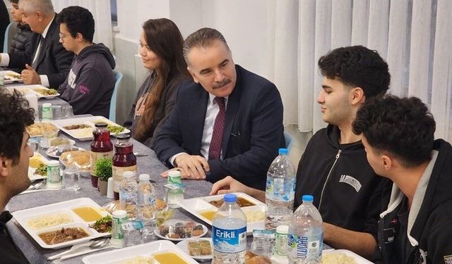 Edremit Kaymakamı Odabaş, iftar sofrasında Şehit Mustafa Serin Fen Lisesi öğrenci ve öğretmenleriyle buluştu