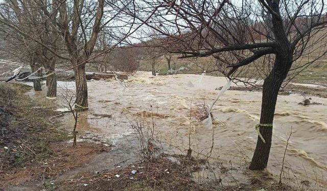 Ekinözü Belediyesi'nin yaptığı yol ilk yağmurda taşkın altında kaldı