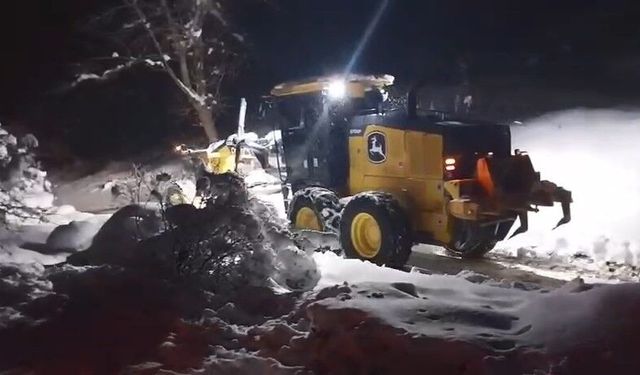 Elazığ'da kapalı köy yollarında kar temizleme çalışmaları sürüyor