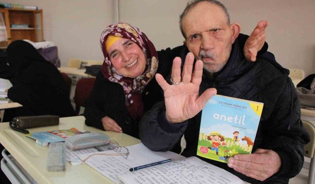 Engelleri aşıp okuma yazma kursuna katıldılar: 30 yıllık çiftten ders alınacak aşk hikayesi