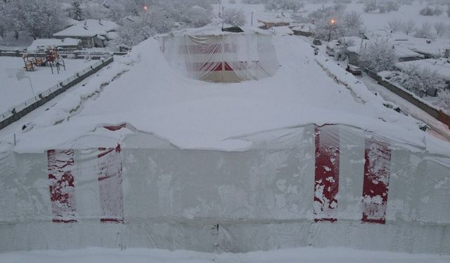 Erzincan'da kardan halı sahanın brandası çöktü