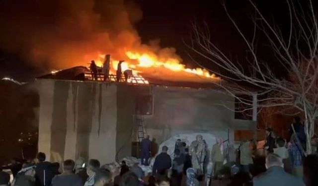 Evin çatısı alevlere teslim oldu, köylüler kovalarla tankere su taşıdı