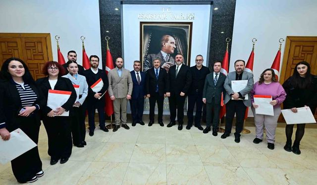 Gazeteciler basın kartlarını Vali Yılmaz'dan aldı