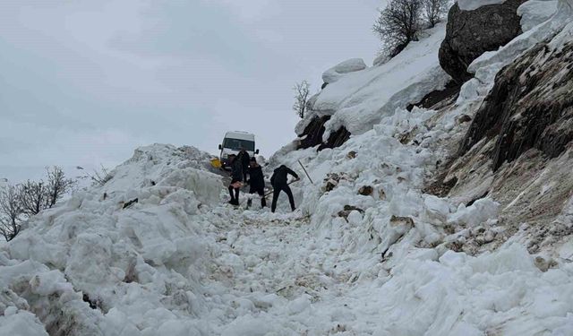 Hakkâri'de çığ düştü: Öğrenci servisi yolda kaldı