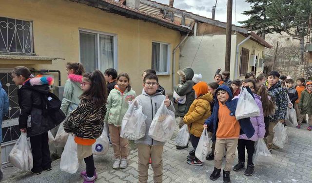 Harçlıklarını biriktirip yaşlıların gönüllerini ısıttılar