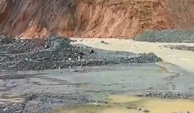 Heyelan nedeniyle açılan alternatif yol sular altında kaldı