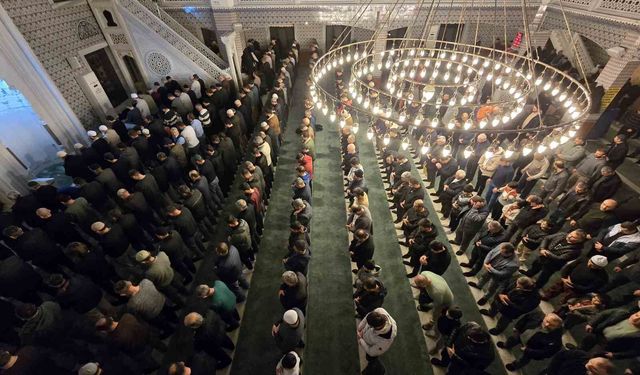 İlk teravihte vatandaşlar camiye akın etti