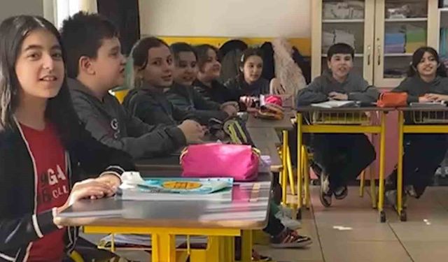 İlkokul öğrencilerinden 'Kabe'de hacılar hu der Allah' ilahisi