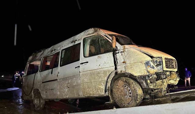 İşçi servisi şarampole devrildi: 17 yaralı