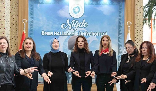 İşitme engelli öğrencilerin hayatlarını kolaylaştırmak için işaret dili öğreniyorlar