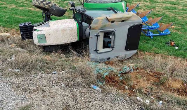 Isparta'da şarampole yuvarlanan traktörün sürücüsü yaralandı