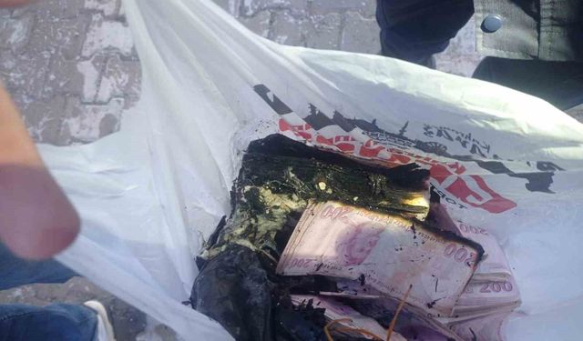 İtfaiye erleri alevlerin arasından Kur'an-ı Kerim'i kurtardı