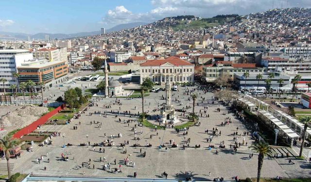 İzmir'de güneşli havayı gören vatandaşlar sahile akın etti