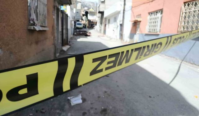 Kahramanmaraş'ta fırtına çatıları uçurdu