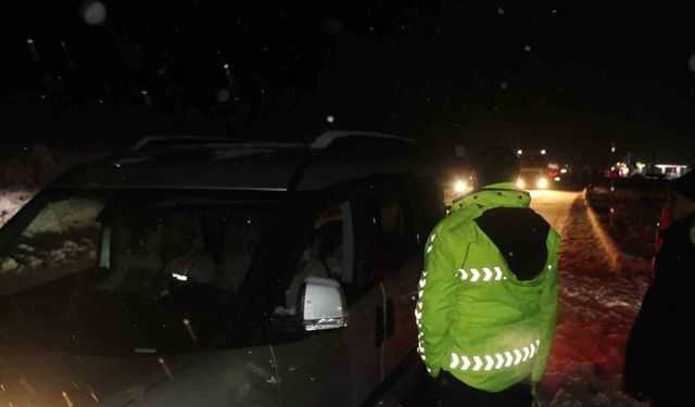 Kar ve tipi nedeniyle Erzincan'ın çevre illerle ulaşımı güçlükle sağlanıyor