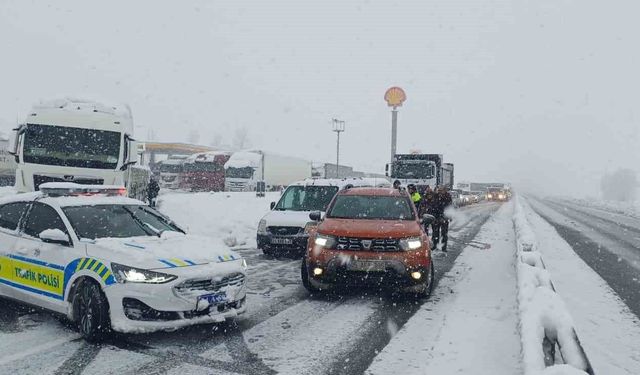 Kar ve tipi ulaşımı aksatıyor