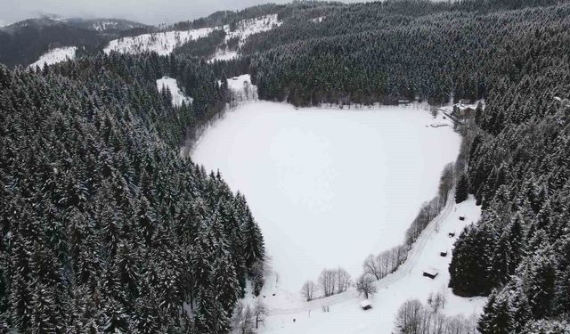 Karagöl buz tuttu, beyaz örtü altındaki manzara hayran bıraktı