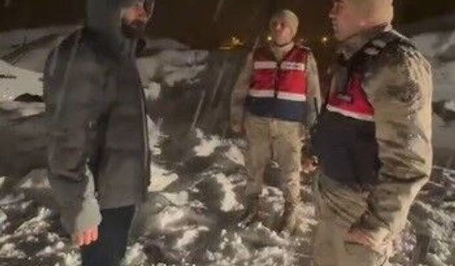 Karda mahsur kalan vatandaşı jandarma kurtardı