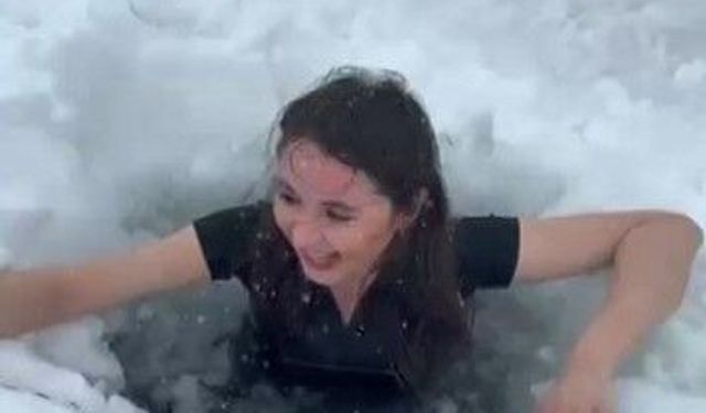 Kars'ta bir kadın Çıldır Gölü'nün buz gibi suyuna girdi