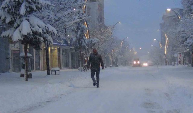 Kars'ta eğitime kar engeli: 40 santimetre kar yağdı!