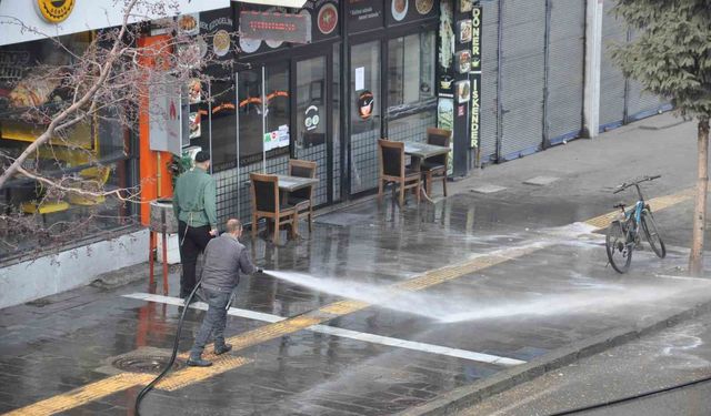Kars'ta kaldırımlar tazyikli suyla yıkanıyor