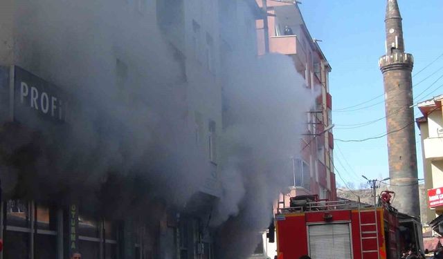 Kars'ta korkutan yangın: Mobilya deposu alevlere teslim oldu