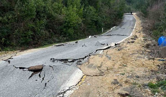 Kastamonu'da heyelan sebebiyle çatlaklar oluşan yol ulaşıma kapatıldı