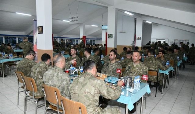 Kışlada askerlerle oruç açtılar