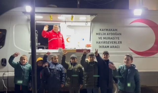 Kızılay Muradiye Şubesi'nden teravih sonrası ikram