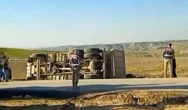 Kurtalan'da hafriyat kamyonu devrildi: 1 yaralı