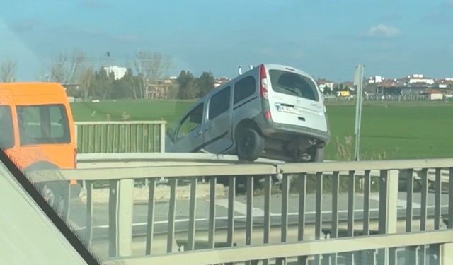 Lüleburgaz'da hafif ticari araç bariyerlerin üzerine çıktı