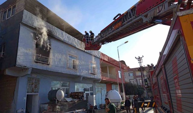 Mardin'de müstakil evde yangın: 3 kişi dumandan etkilendi