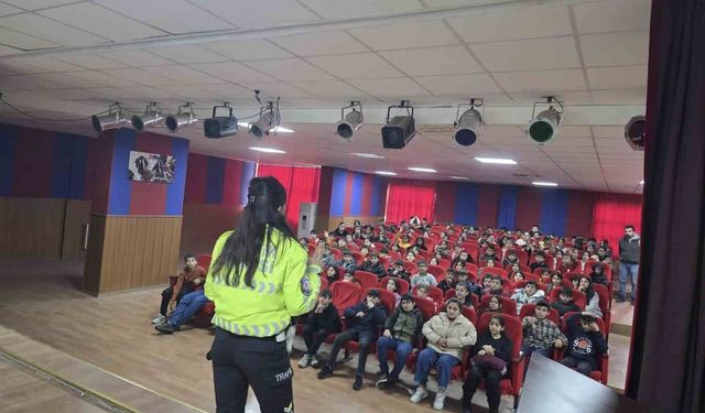 Mardin'de ortaokul öğrencilerine trafik eğitimi verildi