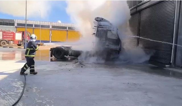 Mardin'de park halindeki tırın çekicisi yandı