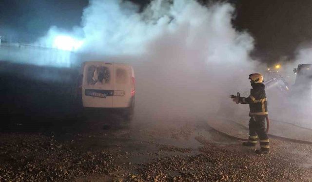 Mardin'de seyir halindeki ticari araç alevlere teslim oldu