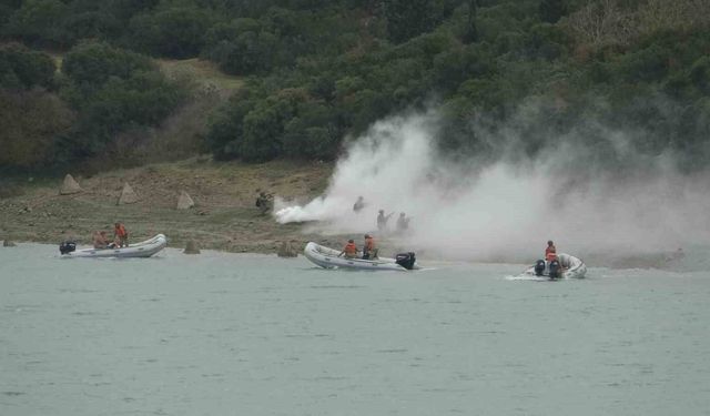 Mehmetçik Çanakkale'de 'Durgun Sulardan Geçiş Eğitimi' gerçekleştirdi