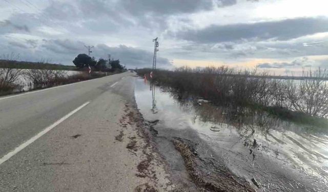 Meriç Nehri taştı, sedde patladı: Karayolu sular altında