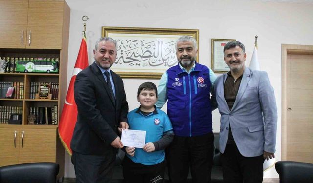 Minik Alparslan kumbarasını Kur'an Kursu için açtı