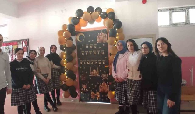 Muradiye'de Ramazan coşkusu kapılara yansıdı