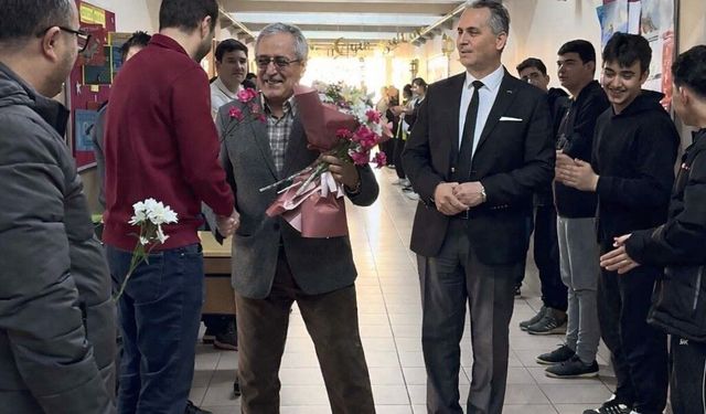 Muratlı'da emekli olan öğretmene duygusal veda