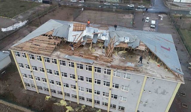 Muş'ta fırtına okul çatısını uçurdu: Eğitime ara verildi