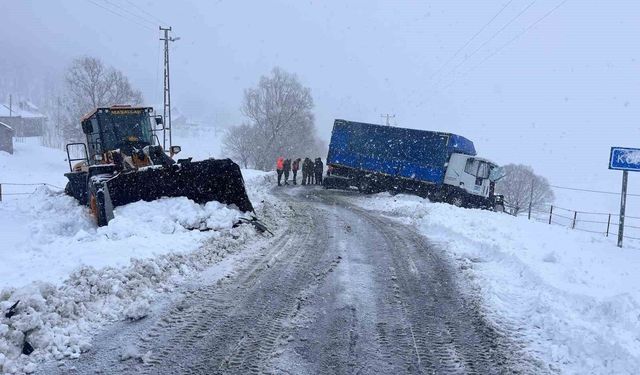 Muş'ta tır iş makinesine çarptı: 1 yaralı