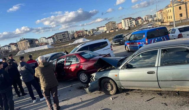 Muş'ta zincirleme kaza: 4 araç birbirine girdi