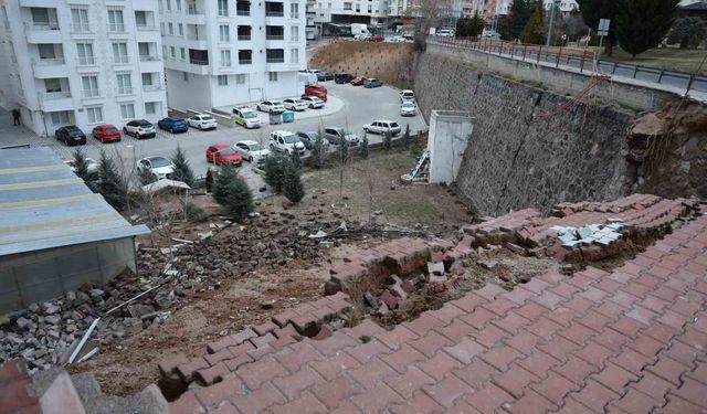 Nevşehir'de 15 metre yüksekliğindeki istinat duvarı çöktü