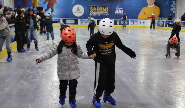 Nevşehir'de mobil buz pateni pisti hizmete açıldı