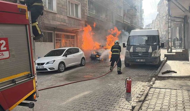 Nevşehir'de park halindeki otomobil yandı