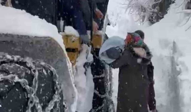 Ordu'da hastalanan bebek, kardan kapanan yolda iş makinesi ile taşındı