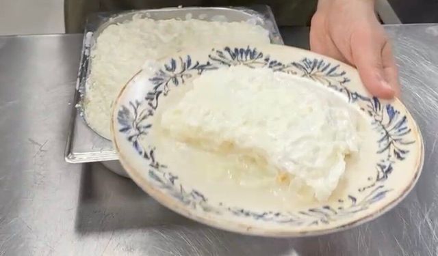 Osmanlı mutfağının hafif tatlısı Güllaç Ramazan sofralarını süslüyor