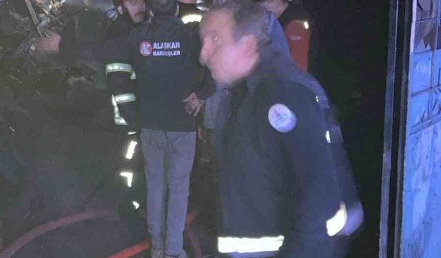 Oto döşeme dükkanı çıkan yangında küle döndü