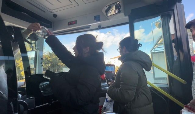 Otobüs şoförü iftara yetişemeyen yolculara yiyecek dağıttı